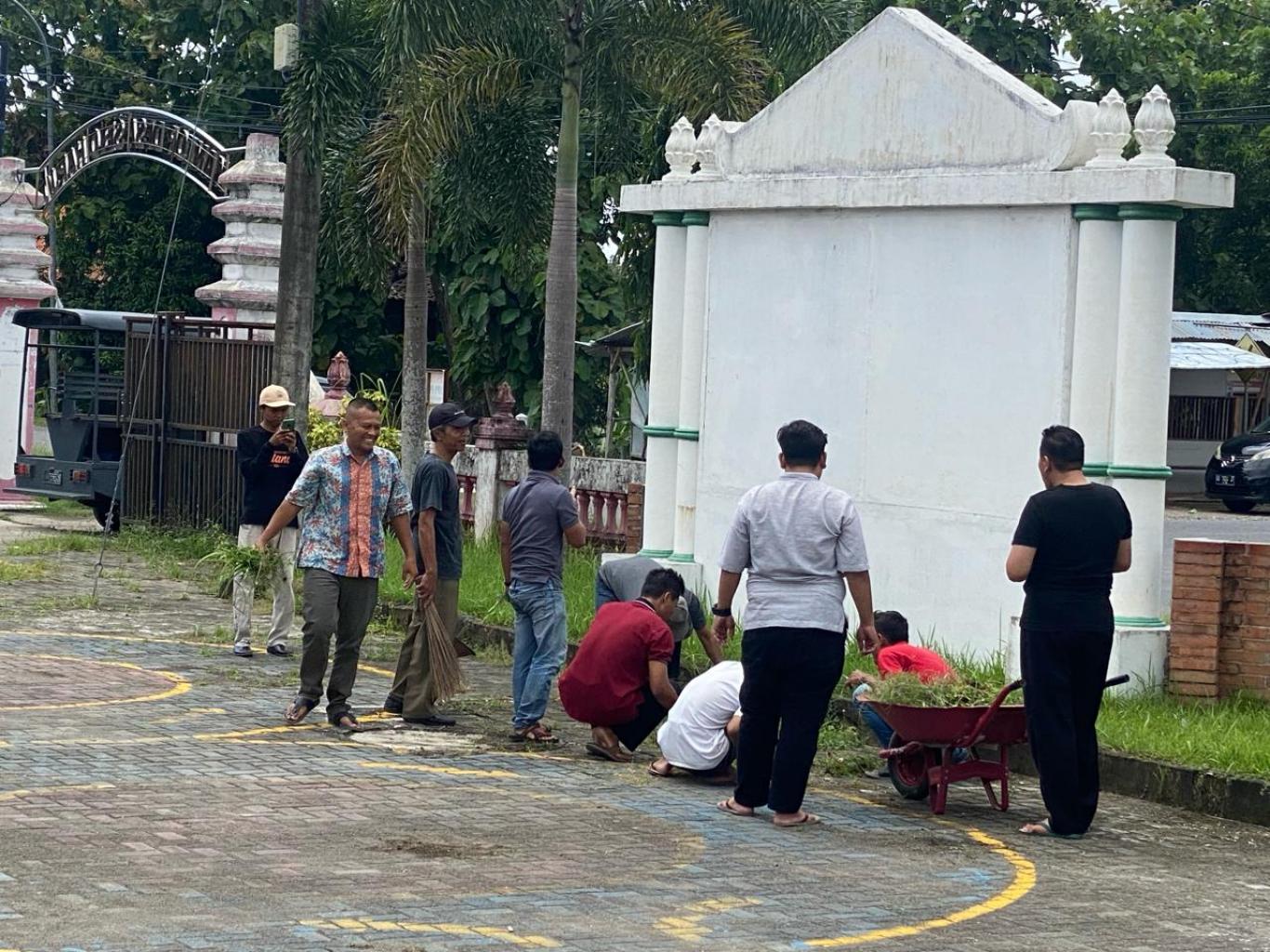 Kerja Bakti Jaga Kebersihan Lingkungan Kantor Seloharjo