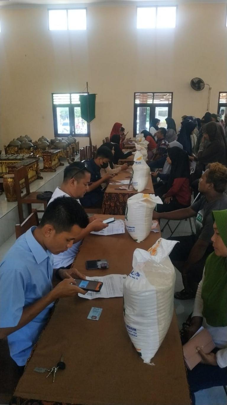 Pembagian Bantuan Beras Bulog 10 Kg Bulan Maret 2024 di Seloharjo