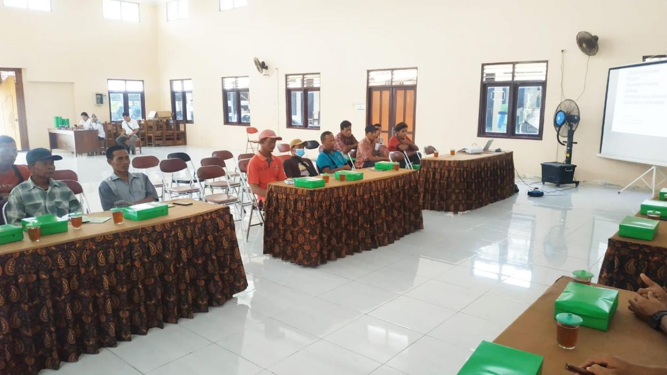 Pelatihan Fermentasi Pakan Ternak Sesi Pertama di Aula Kalurahan Seloharjo