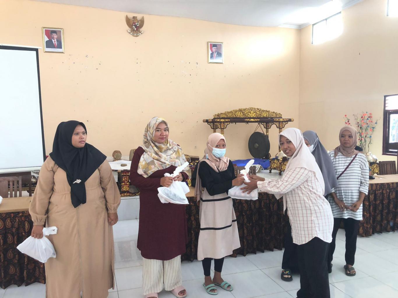 Pembagian PMT Bumil Resti dan Balita Gizi Kurang di Seloharjo