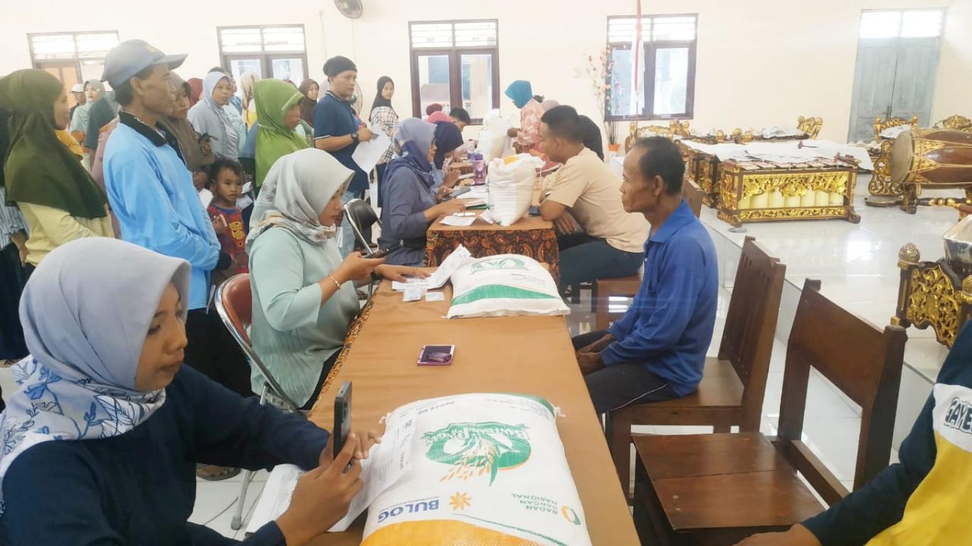 Pembagian Bantuan Beras Bulog 10 Kg Bulan Juni 2024 di Seloharjo