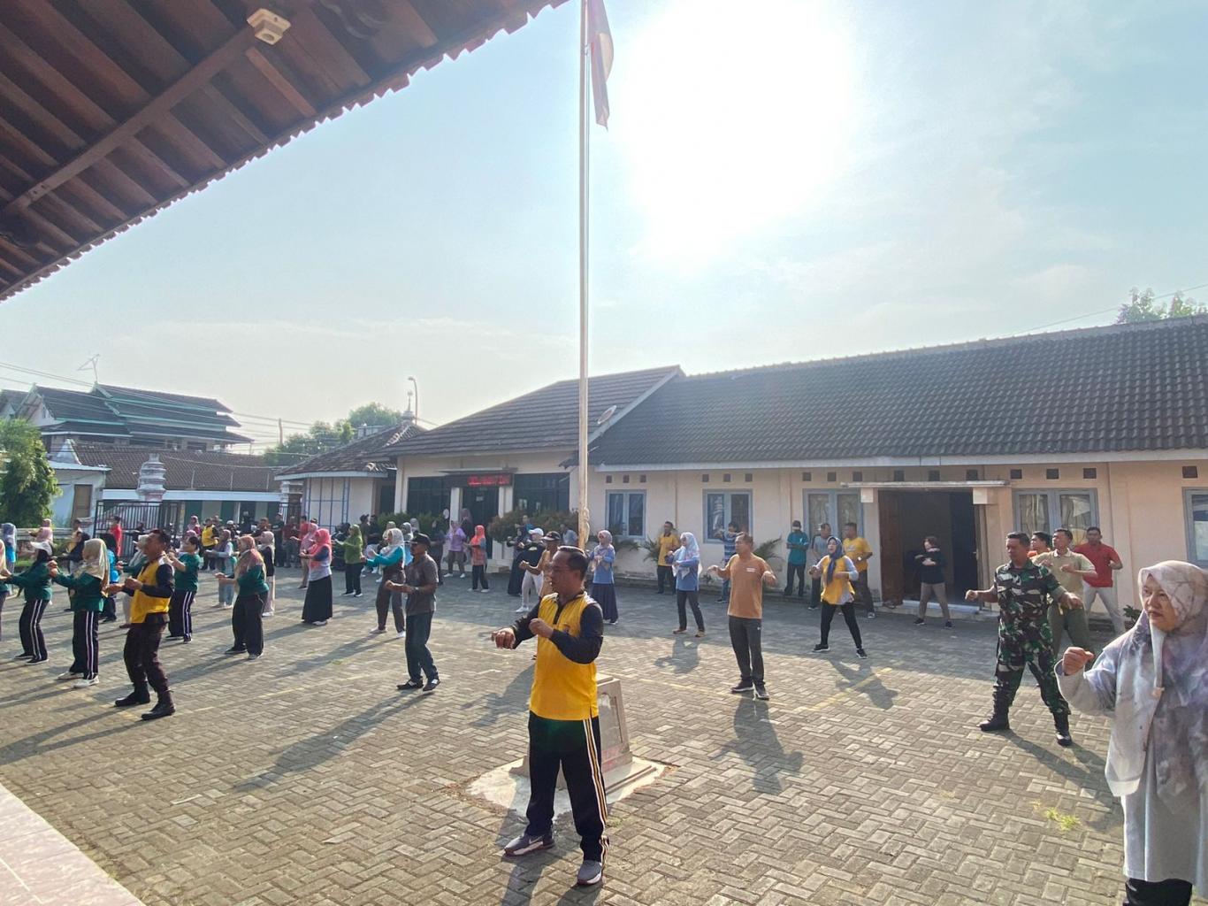 Senam Sehat di Halaman Kalurahan Seloharjo