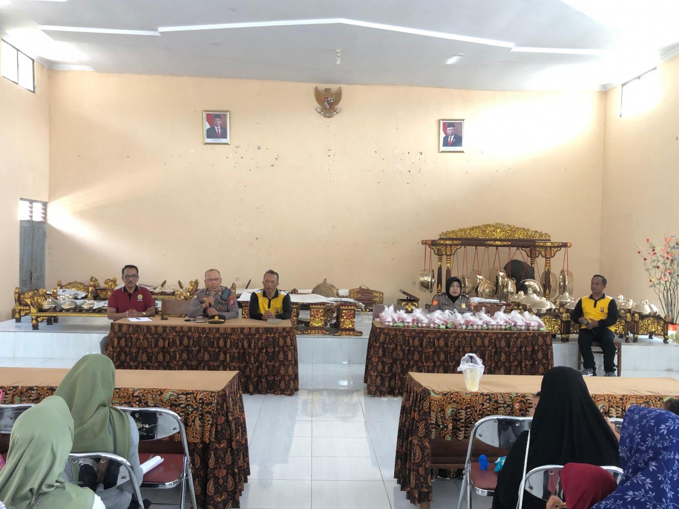 Pembagian PMT Bumil Resti di Kalurahan Seloharjo