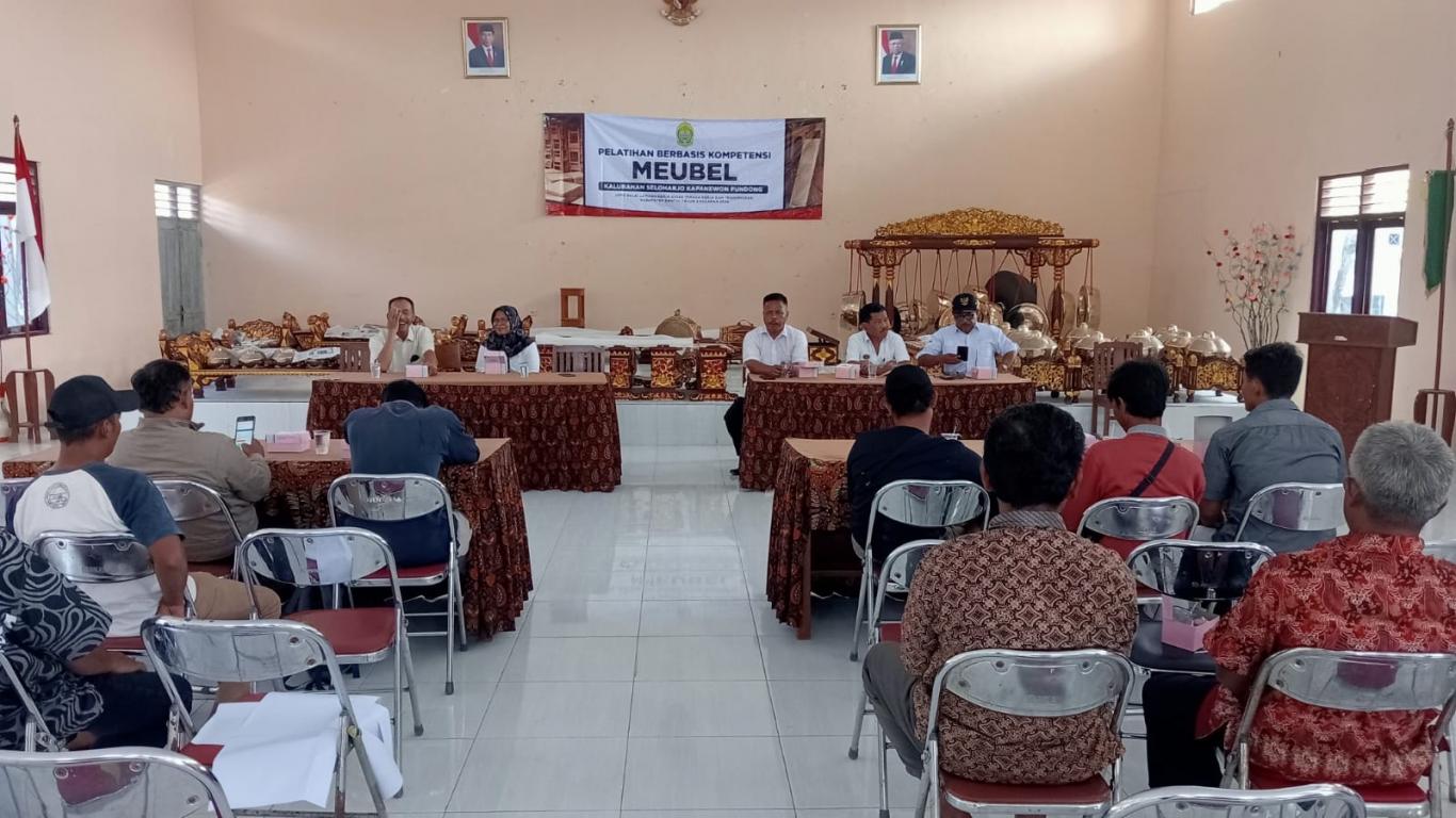 Pelatihan Berbasis Kompetensi Meubel di Kalurahan Seloharjo