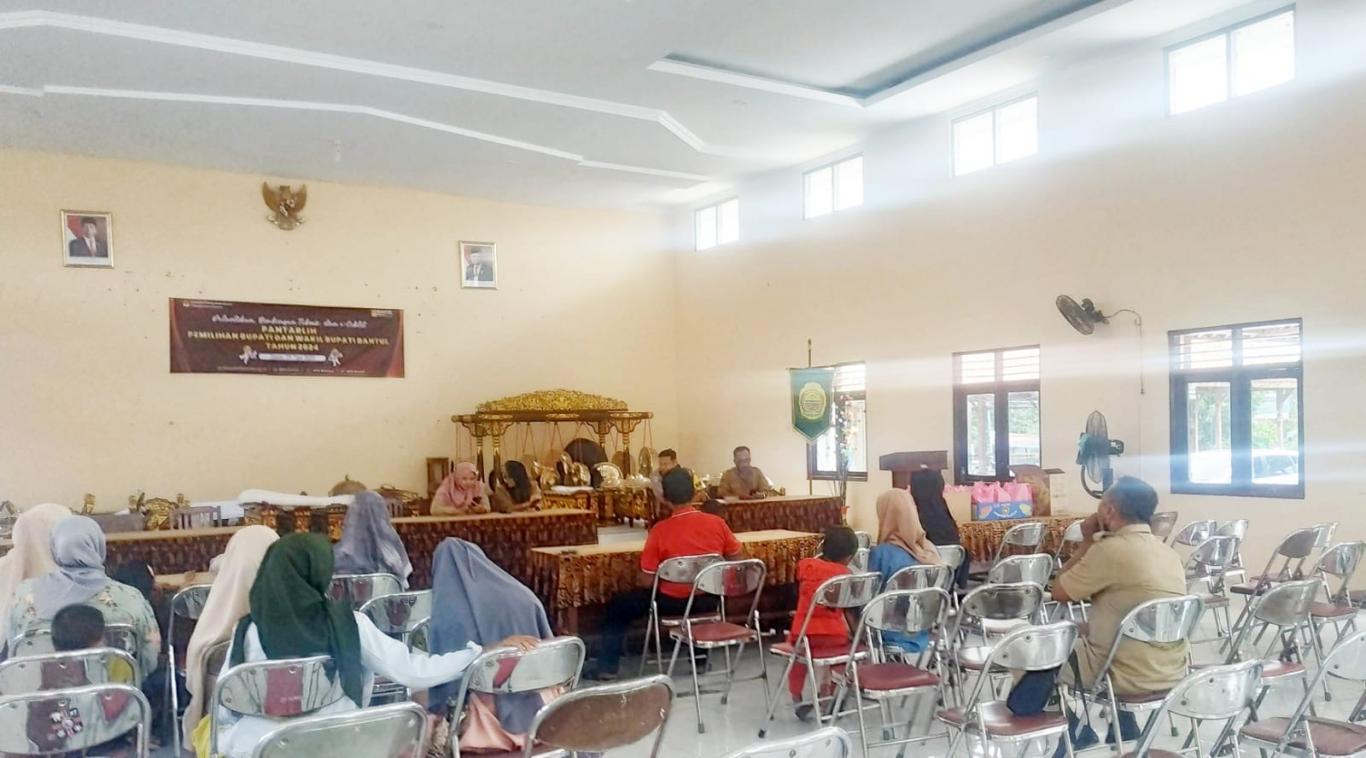 PMT Balita di aula Kalurahan Seloharjo
