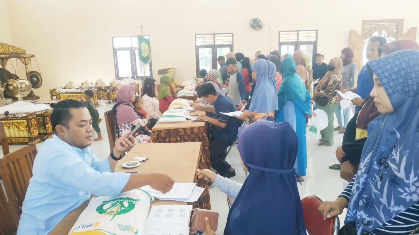 Pembagian Bantuan Beras Bulog 10 Kg di Seloharjo