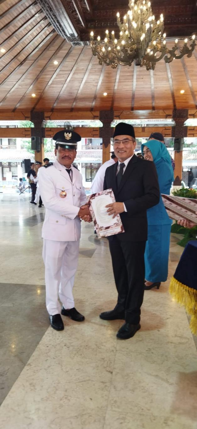 Pengukuhan dan Penyerahan SK Penyesuaian Masa Jabatan Lurah di Kabupaten Bantul