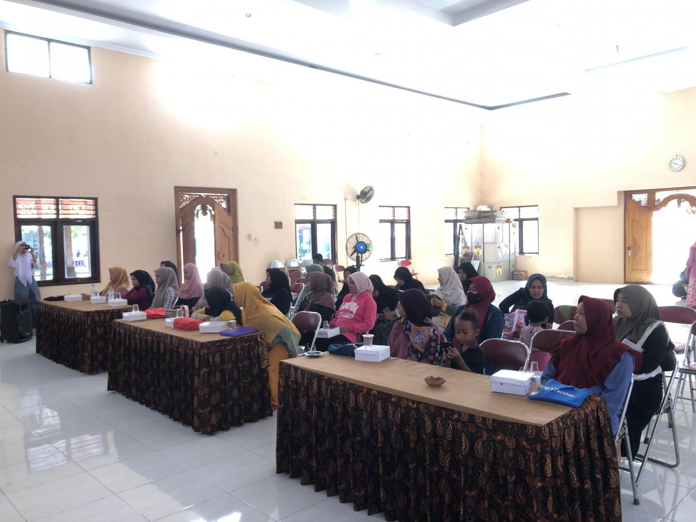 Pembagian PMT Bumil Resti di Kalurahan Seloharjo