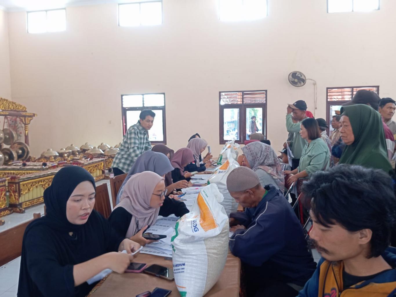 Pembagian Bantuan Beras Bulog 10 Kg di Seloharjo