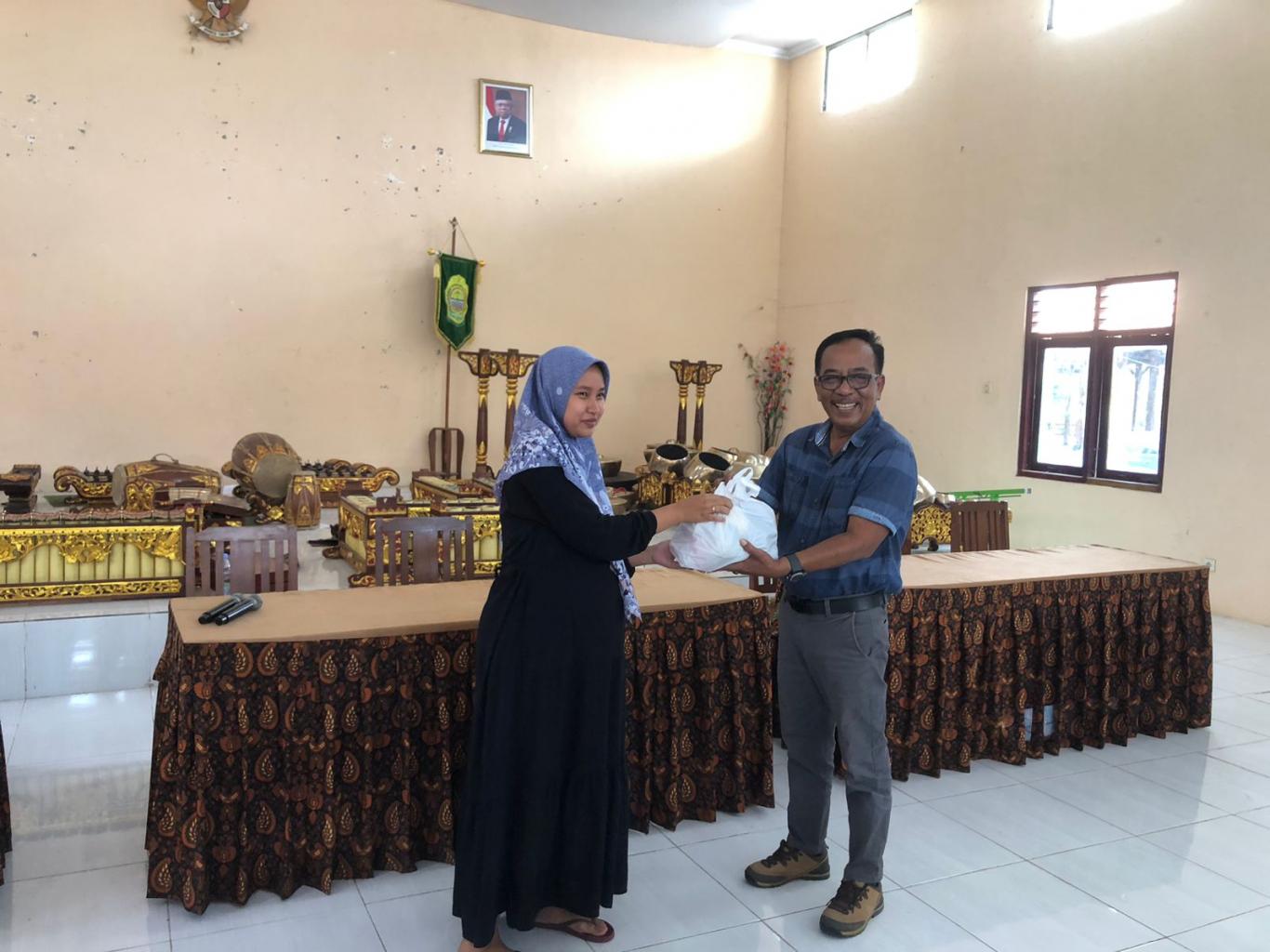 Pembagian PMT Balita dan Bumil Resti di Kalurahan Seloharjo