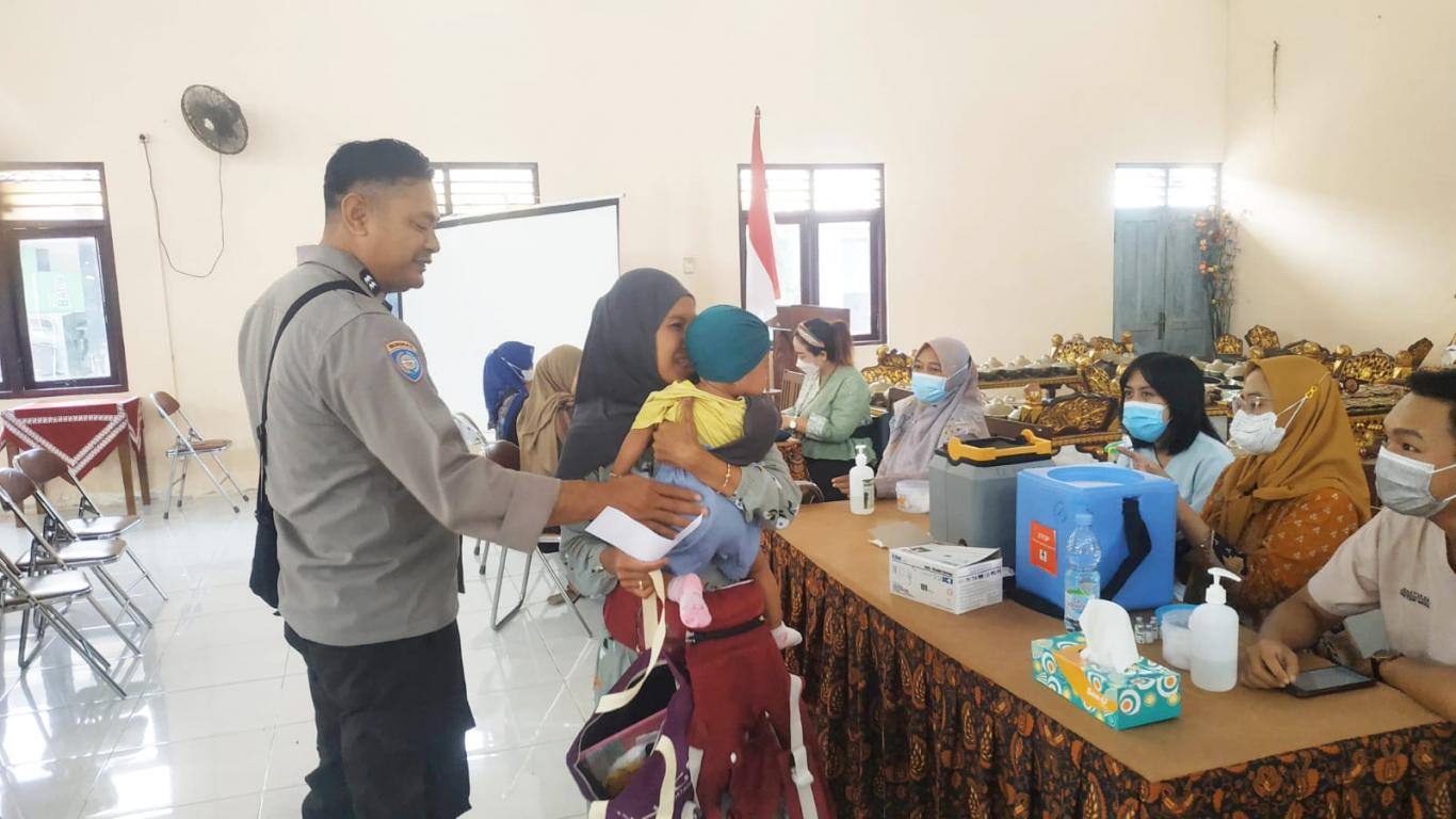 Pelaksanaan Imunisasi JE(Japanese Encephalitis) di Aula Kalurahan Seloharjo