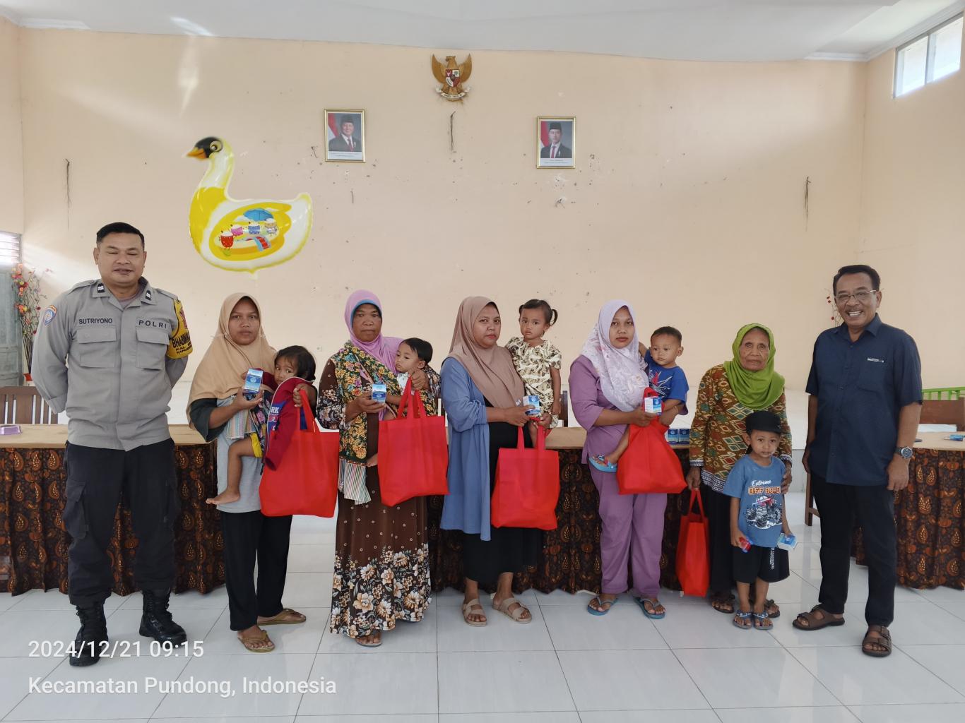 Pemberian PMT Bumil dan Balita di Seloharjo