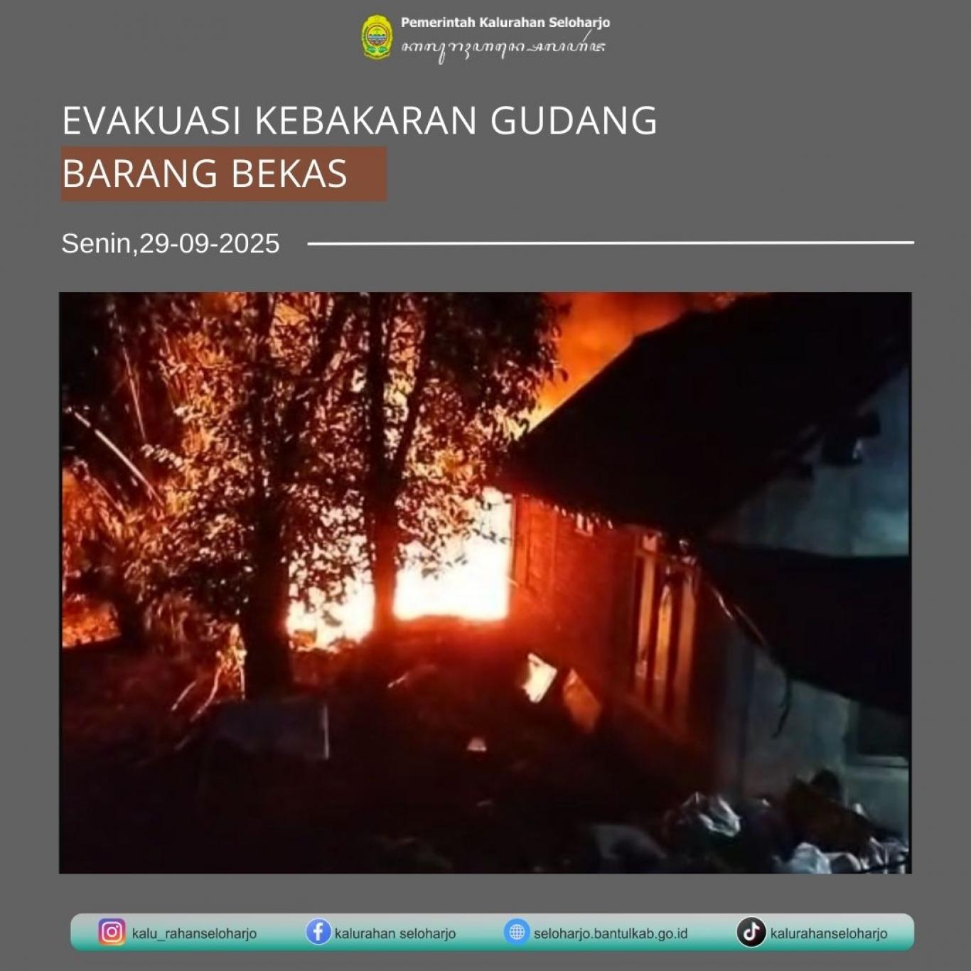 Evakuasi Kebakaran Gudang Barang Bekas